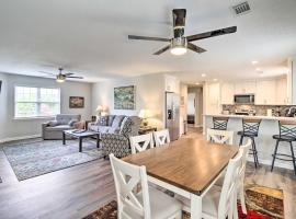 Ideally Located Luxe Beach House on Tybee Island，位于泰比岛的酒店