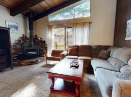 Chateau De Montagne #17 Condo，位于马姆莫斯湖的酒店