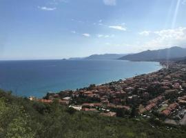 Casa indipendente su due livelli in Liguria-vista mare 6-7 Posti，位于Magliolo的酒店