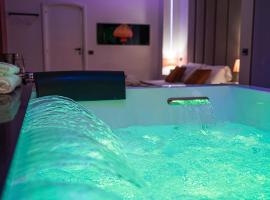 Hotel Ibisco Suites & Relax，位于波佐利的带按摩浴缸的酒店