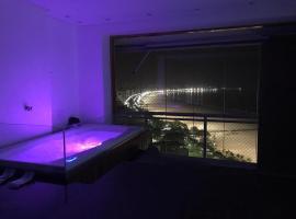 Maravilhoso Apto Vista Mar Jacuzzi Wi Fi Pé Areia，位于桑托斯的度假村