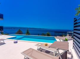 Villa Belvedere with heated pool, billiards, Media room, sea views,10 pax，位于奥米什的度假屋