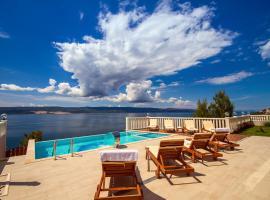 Villa MIRNA with heated pool & whirlpool, traditional wine bar, 150m from sea，位于洛克瓦罗戈兹尼察的酒店