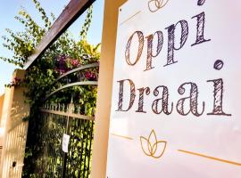 Oppi Draai Guesthouse，位于奥茨胡恩泰斯内尔工作室画廊附近的酒店