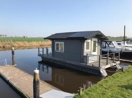 Waterhut 2 Aduarderzijl，位于Feerwerd的山林小屋