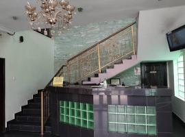 Royal Emerald Hotel，位于拉各斯的酒店