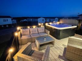 Eagles View - 2 bed hot tub lodge with free golf, NO BUGGY，位于Swarland的酒店