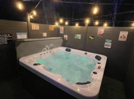 Tigers Wood - 2 bed hot tub lodge with free golf, NO BUGGY，位于Swarland的酒店