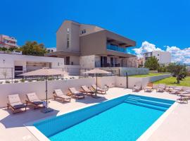 Villa Diva with 7 bedrooms, heated pool, sauna and fun zone, sea views，位于珀德垂那的乡村别墅