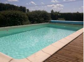 Maison 3 étoiles avec piscine et jacuzzi extérieur près de Sarlat，位于Saint-Vincent-le-Paluel的家庭/亲子酒店