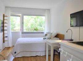 Charming studio apartment in Båstad，位于巴斯塔德的酒店