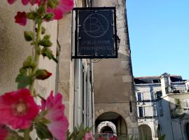 La Belle Amarre-Bed and Breakfast-Maison d'Hôtes，位于拉罗谢尔Bunker La Rochelle附近的酒店