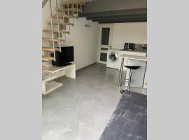 Joli studio avec terrasse privée，位于Junas的酒店