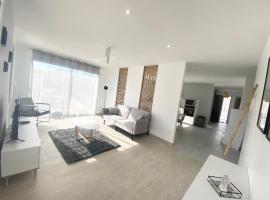 Belle maison de 140m2, proche centre ville，位于沙朗的酒店