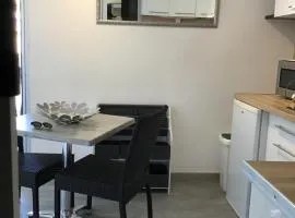 Studio climatisé classe 2 dans marina proche mer et etang - lit wifi fibre et parking privé