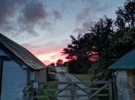 Penhallow House Glamping Retreat，位于Newlyn EastLappa Valley Steam Railway附近的酒店