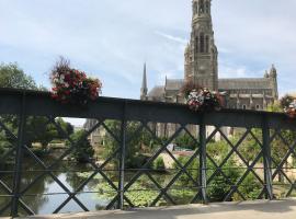 Les Papoulis，位于塞夫勒河畔圣洛朗的带泳池的酒店