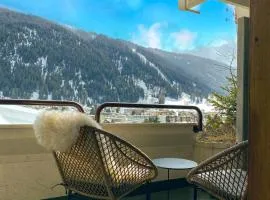 Wunderstay Alpine 403 Centric Studio Balcony/View