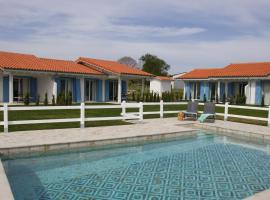 El Pueblín de Ribadesella，位于里瓦德塞利亚的带泳池的酒店