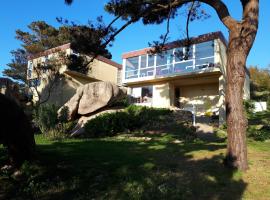 Auberge Granit Rose - Hébergement partagé en Auberge de Jeunesse - Vue sur mer - Dortoir mixte & Camping，位于特雷伯尔当的酒店