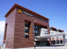 La Quinta Inn & Suites by Wyndham Littleton-Red Rocks，位于利特尔顿的带泳池的酒店