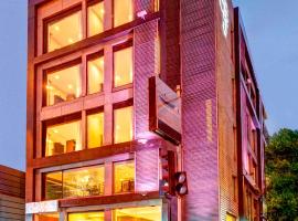 幸运之家酒店，位于加尔各答的酒店