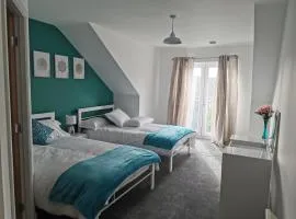 Spacious & modern 3 Bed Apartment + parking & central location