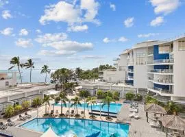 Hamptons Meets Hervey Bay In Upmarket Resort - Ocean Views