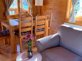 Drinska Amazonija, brvanara na obali Drine，位于Ljubovija的酒店