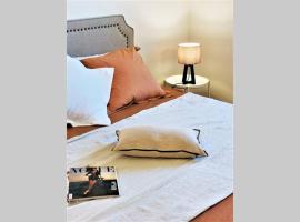 P4T Luxus Family 3 bedroom with Pool, tennis court and sauna，位于布林迪西的酒店