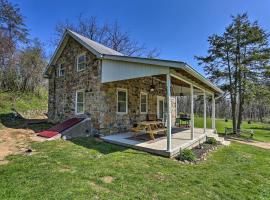 Idyllic Hellertown Cottage with Patio and Fire Pit!，位于伯利恒的酒店