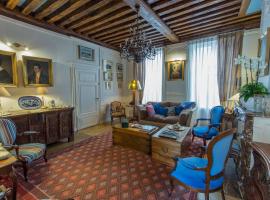 Room in Guest room - This 10th Century home sits in an extraordinary setting in the center of Orleans，位于奥尔良的酒店