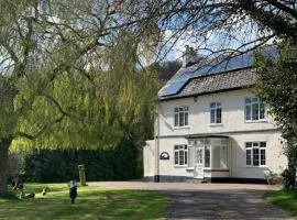 Ideally located Luxury Country Escape-The Lookout-with private garden dog friendly and private hot tub