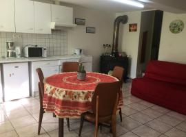 Gîte Rozelieures, 2 pièces, 2 personnes - FR-1-584-59，位于Rozelieures的度假屋