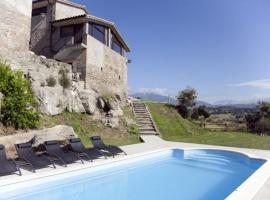 Villa in Gironella Sleeps 12 with Pool，位于希罗内利亚的酒店