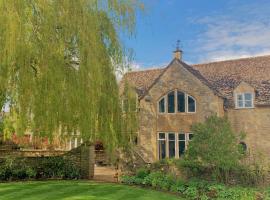 Rose Barn Cotswolds with Hot Tub，位于Langford的度假屋
