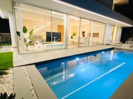 Luxury Villa - new building with panoramic sea view，位于阿德耶的酒店