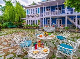 StayVista at Violet Hill with Bonfire, Gazebo & Hill View，位于西姆拉的酒店