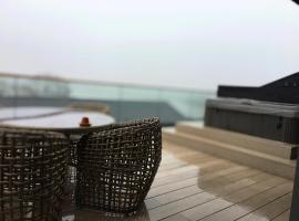 5 Luxury Lodge with beautiful views of the Taf Estuary，位于卡马森的酒店