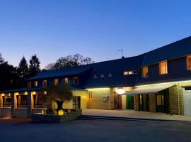 HOTEL Roc Land，位于Les Portes du Coglais的酒店