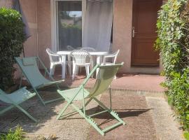Maison classée avec jardinets à 800m de la plage，位于卡布勒通的酒店