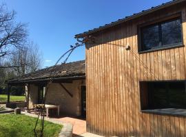 Au bercail de Bizebarre - Maison bois & pierre dans un hameau - Spa，位于Saint-Vivien的酒店