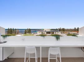 Luxury 5-floor Unit with Ocean Views near Beach，位于卡伦德拉的酒店