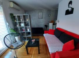 Studio IKA Belgrade Airport Free Parking possible Self Check-In Terrace，位于Ledine的酒店
