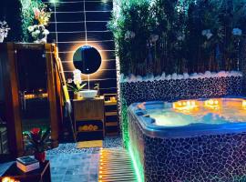 Jungle Vibes - Jacuzzi - Sauna，位于Yerres马罗勒昂布里高尔夫场附近的酒店