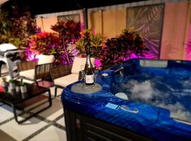 3 BEDROOM CITY ESCAPE - CHAMPAGNE STAYS Darwin，位于达尔文的带按摩浴缸的酒店