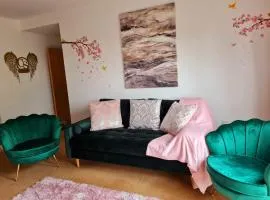 Emerald Blossom-Central Warrington, Luxurious Yet Homely, WiFi, Secure Parking