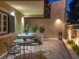 TEONA Luxury Studio Apartment with jacuzzi and garden view，位于萨利的酒店