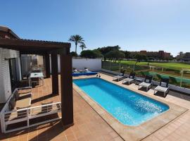 Villa BELLA on Golf in La Estancia, Caleta Fuste-Fuerteventura，位于卡勒达德福斯特的乡间豪华旅馆