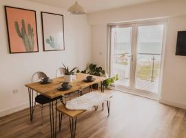 Ocean 1- Sea View apartment, Fistral Beach Newquay，位于纽基菲斯特海滩附近的酒店